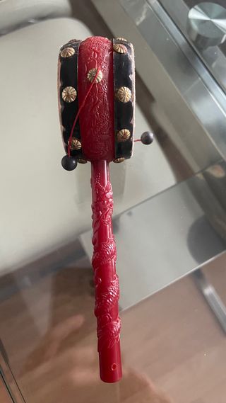 Tambor Den Den Daiko con mango tallado