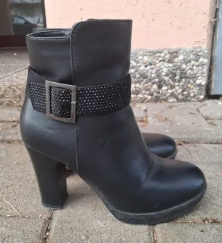 Stivaletti neri con tacco