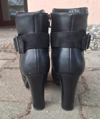 Stivaletti neri con tacco