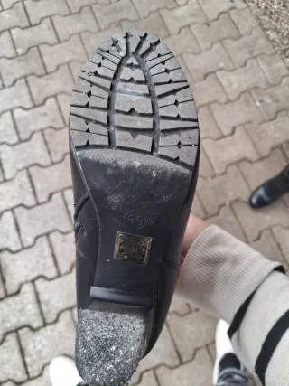 Stivaletti neri con tacco