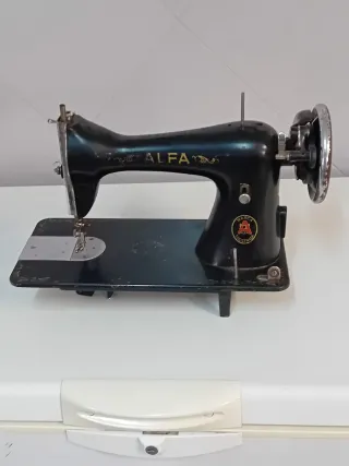 Máquina de coser antigua Alfa