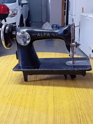 Máquina de coser antigua Alfa