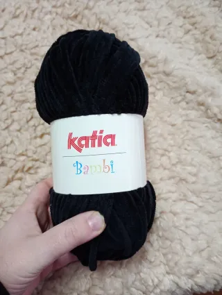 5 ovillos Katia Bambi negro n315