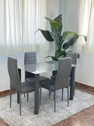 Mesa y 4 sillas moderno