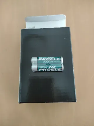 Reloj despertador digital blanco con 2 pilas