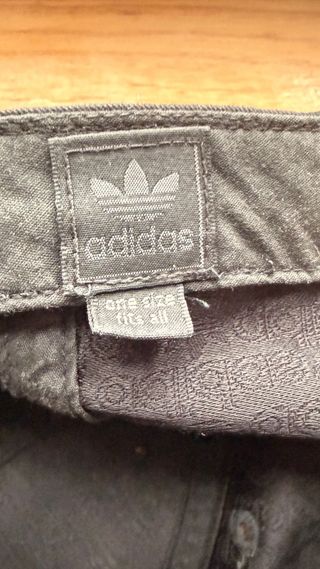 Gorra Adidas Negra con Logo Repetido