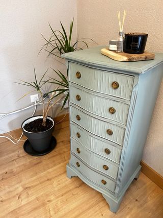 Cajonera antigua de madera azul y dorada