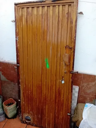 Puerta exterior metálica con cerradura y marco