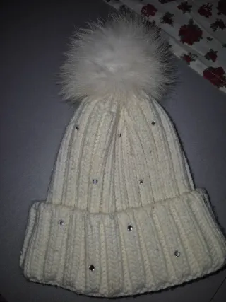 Berretto bianco con pompon e strass