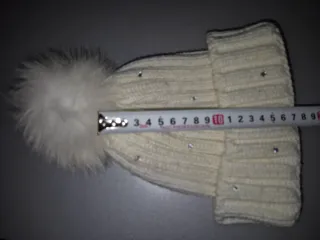 Berretto bianco con pompon e strass