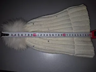 Berretto bianco con pompon e strass