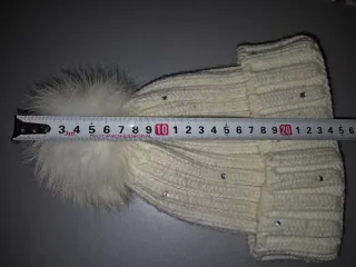 Berretto bianco con pompon e strass
