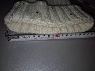 Berretto bianco con pompon e strass