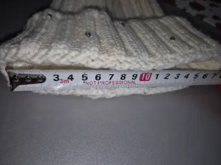 Berretto bianco con pompon e strass