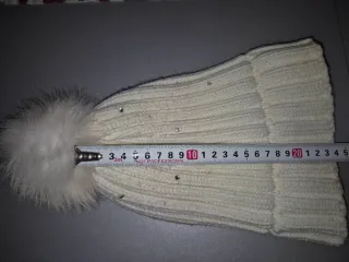 Berretto bianco con pompon e strass