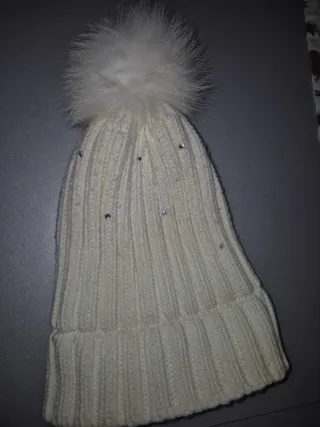 Berretto bianco con pompon e strass