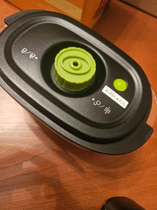 FoodSaver Portátil + Recipiente (Para Reparar)