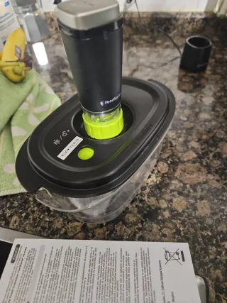 FoodSaver Portátil + Recipiente (Para Reparar)