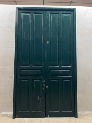 Portón doble de madera verde
