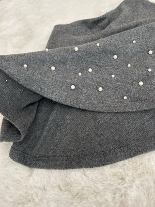Falda corta Zara perlas gris