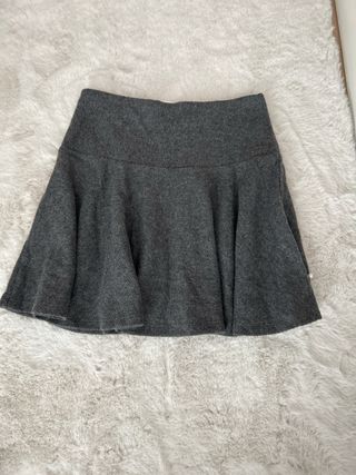 Falda corta Zara perlas gris