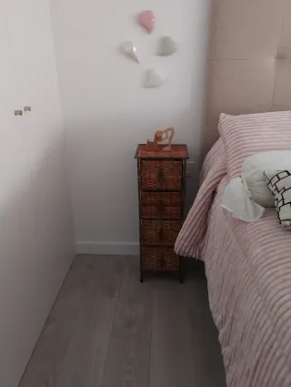 Cajonera estrecha de mimbre y madera