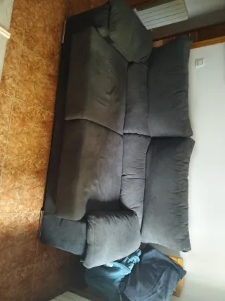 Sofá 3 plazas tela gris la tela es anti manchas