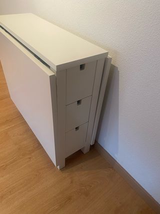 Mesa plegable blanca con cajones
