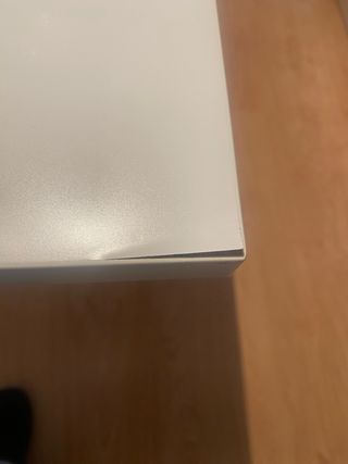 Mesa plegable blanca con cajones