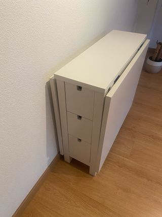 Mesa plegable blanca con cajones