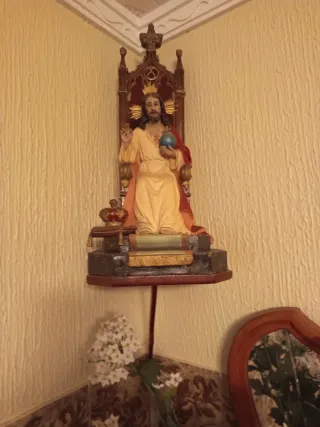 Figura Cristo Rey con globo