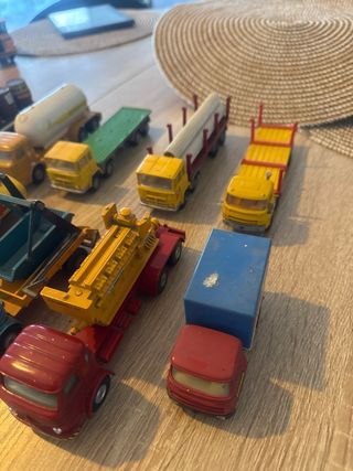 Lote de camiones a escala