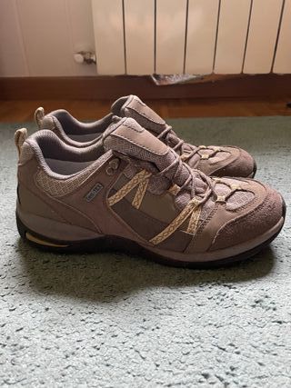 Botas de senderismo beige y marrón