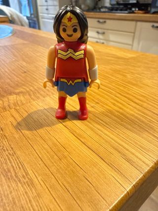 Muñeca Wonder Woman DC Kinder