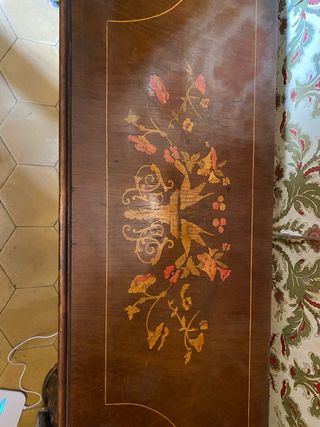 Mueble de madera vintage con detalles dorados