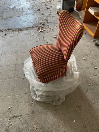 Silla tapizada rayas rojas y amarillas