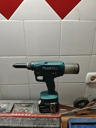 Remachadora eléctrica Makita DRV250