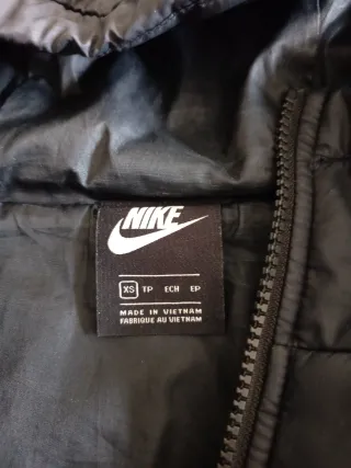 Cazadora Nike chica negra