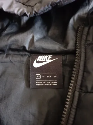 Cazadora Nike chica negra