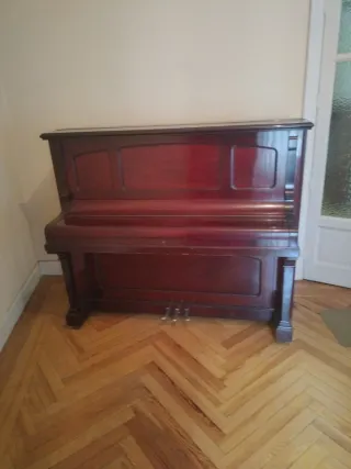 Piano de pared madera oscura