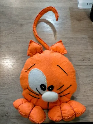 Gatto fuori porta in feltro arancione