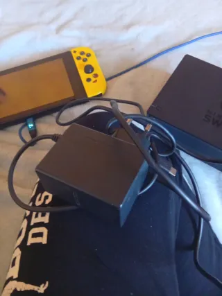 Nintendo Switch Azul y Amarillo con dock y cable