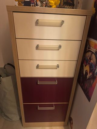 Cómoda alta beige y morada