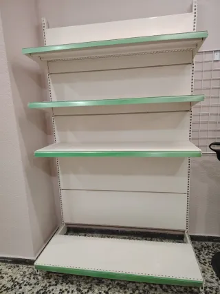 Estantería de tienda metálica
