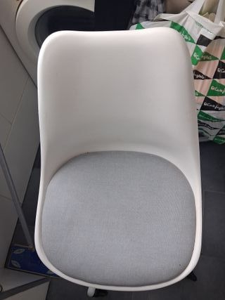 Silla de escritorio con ruedas nuevas.