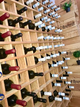 Botellero modular de madera maciza de raíz de pino