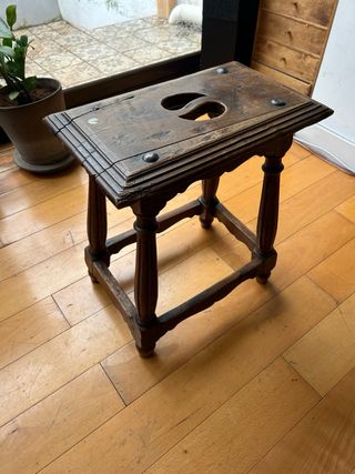 Mesita de madera rústica