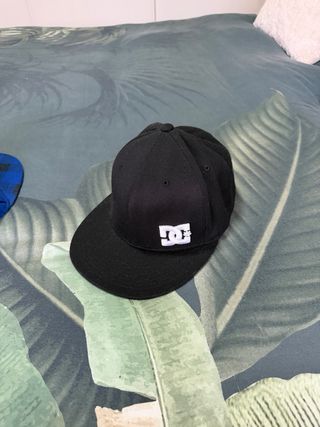 3 Gorras DC Shoes y Monster Energy