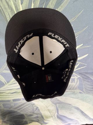 3 Gorras DC Shoes y Monster Energy