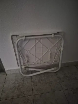 Mesa auxiliar plegable blanca.